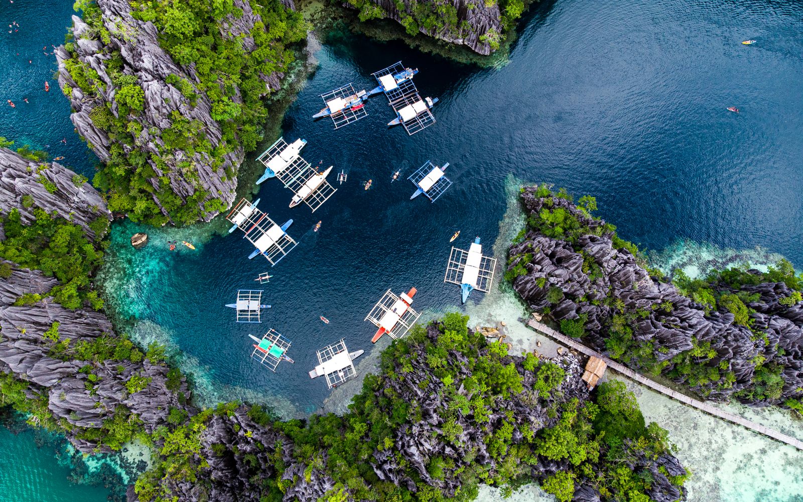 Outrigger boats in a turquoise El Nido lagoon, Palawan